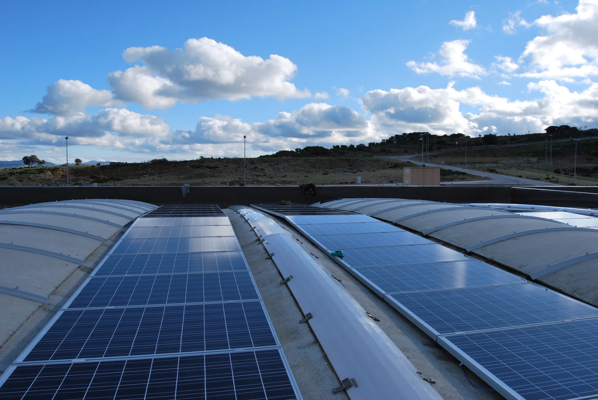 Fotovoltaico su copertura industriale curva