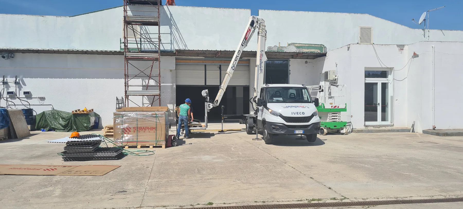 Cantiere di installazione fotovoltaica Auto Prestige