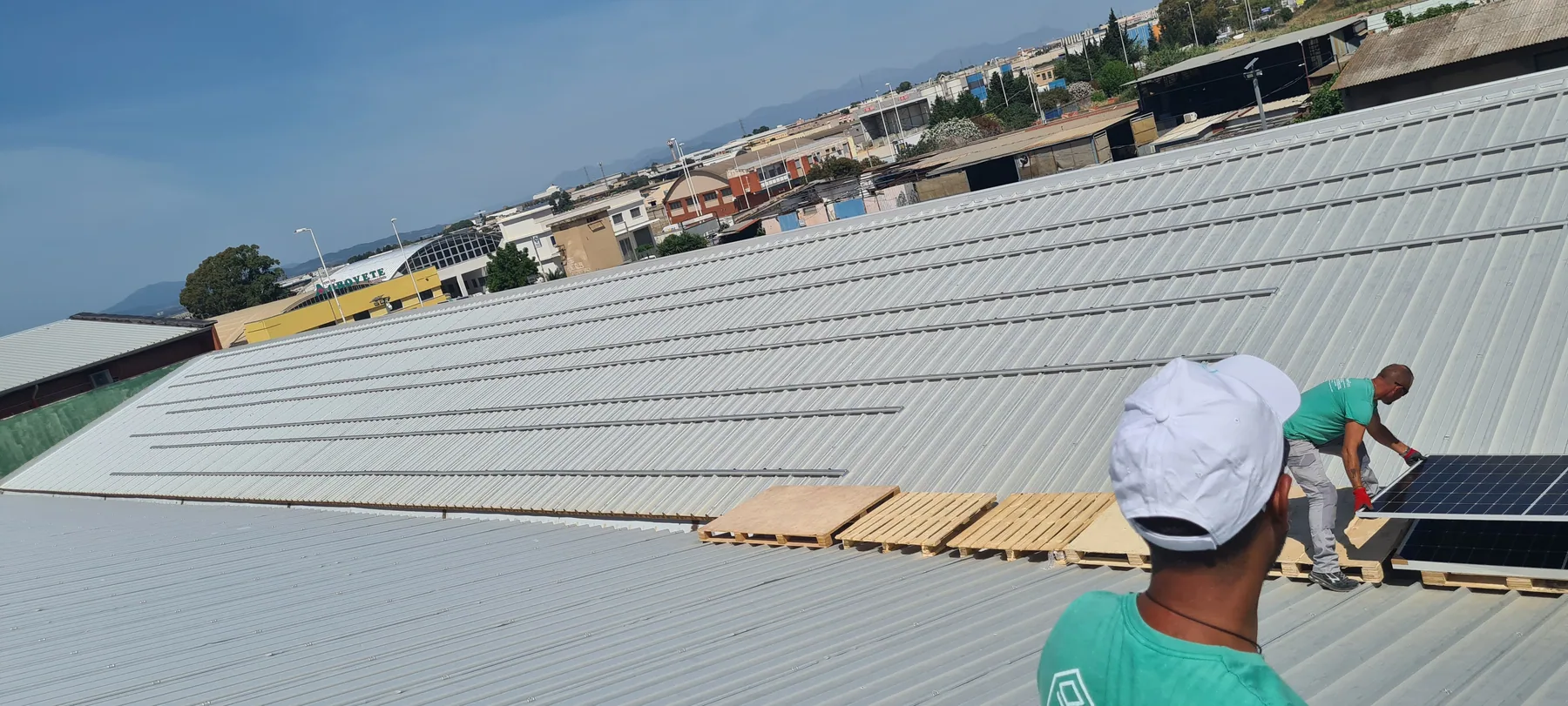 Tecnici al lavoro su copertura fotovoltaica nel cantiere Auto Prestige