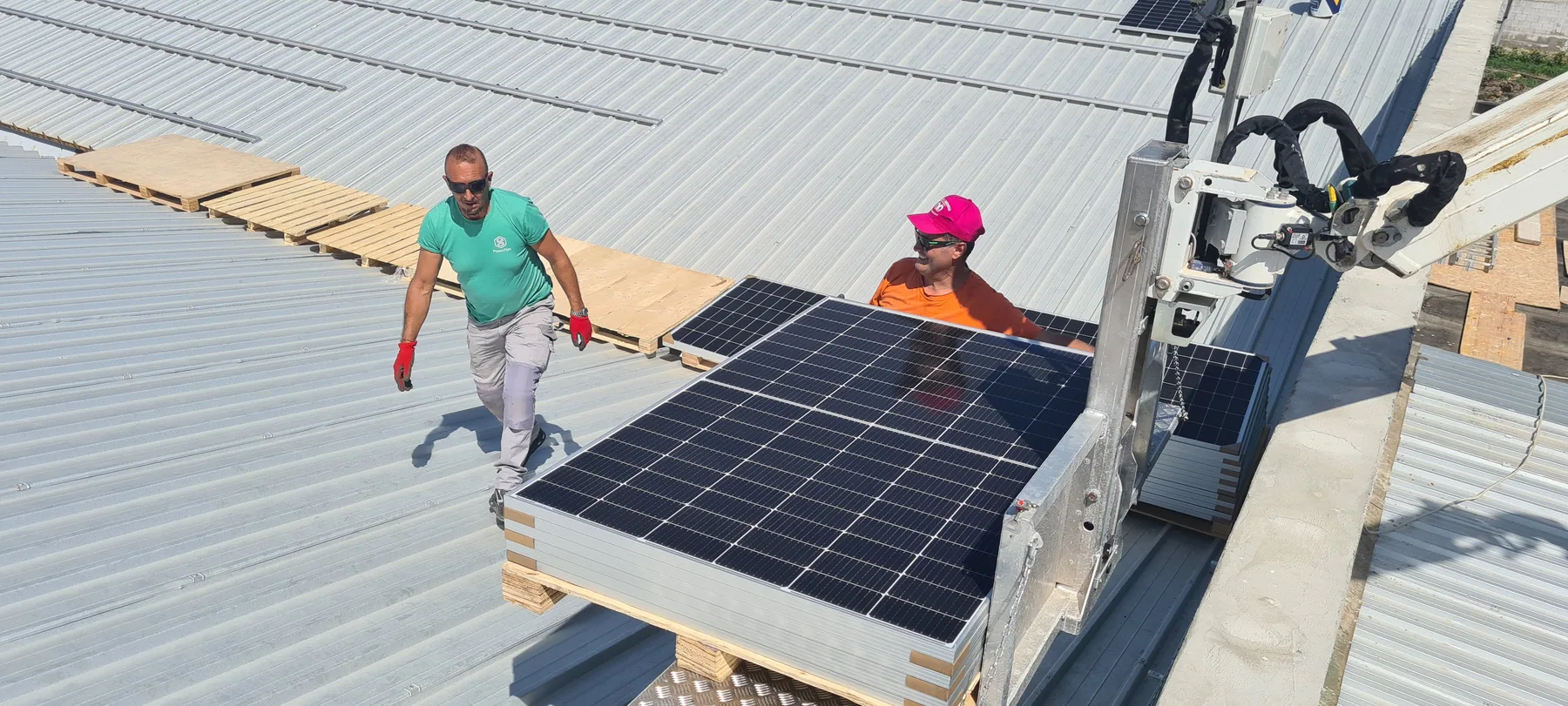 Tecnici durante la posa di moduli sulla copertura