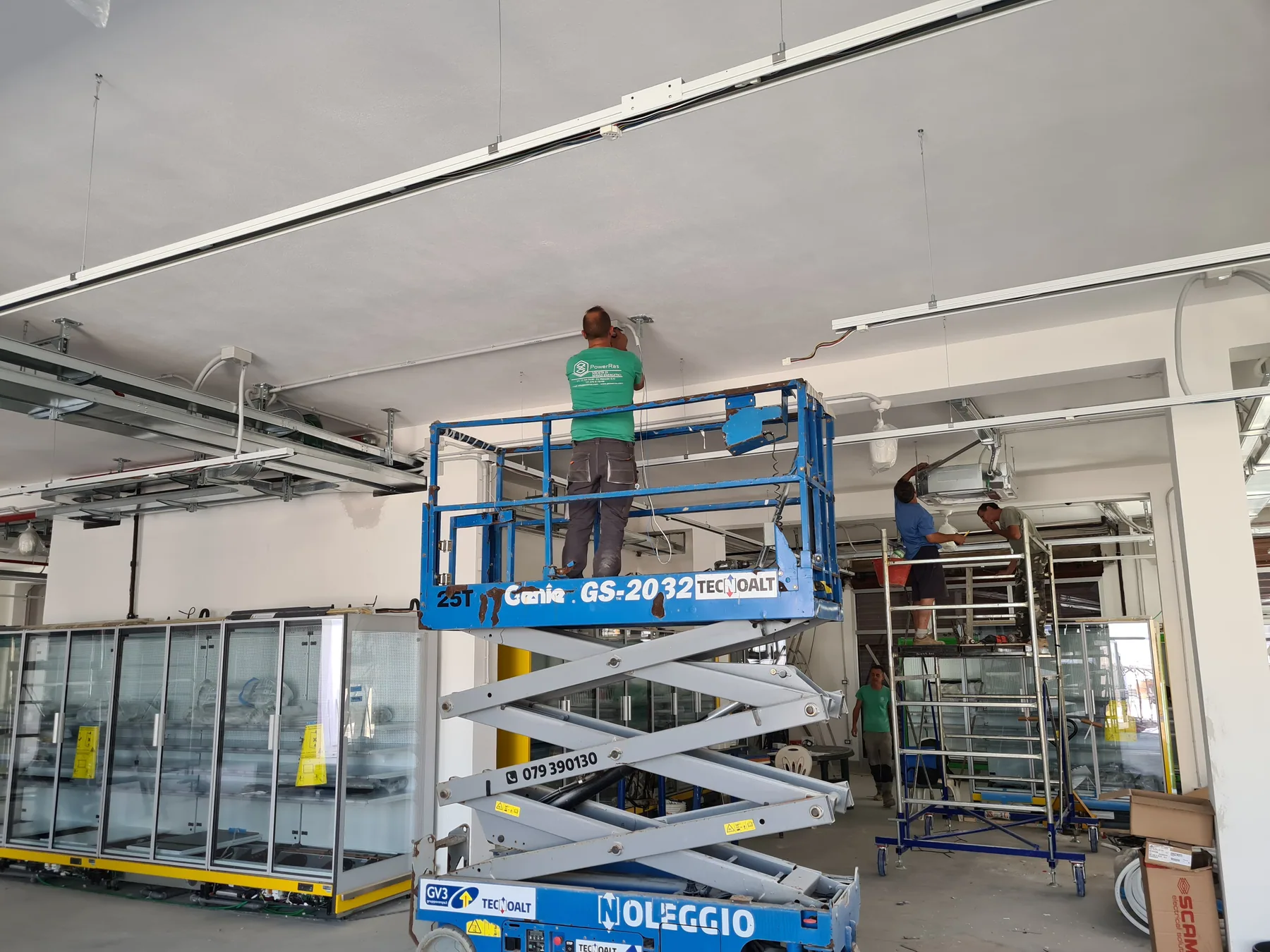 Tecnici al lavoro sugli impianti nel cantiere MD Quartu