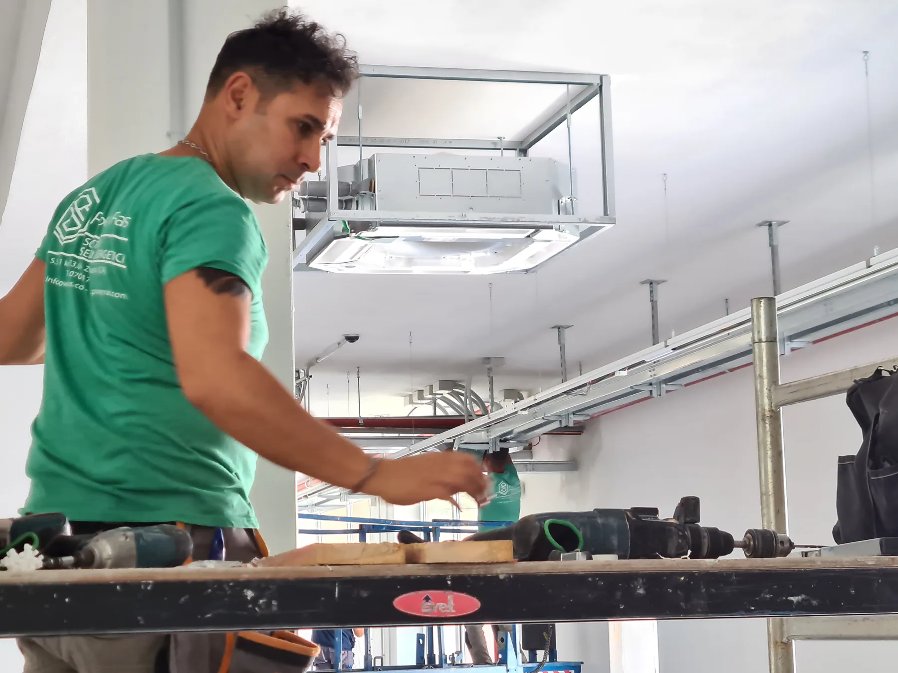 Tecnico impegnato nel cantiere MD Quartu